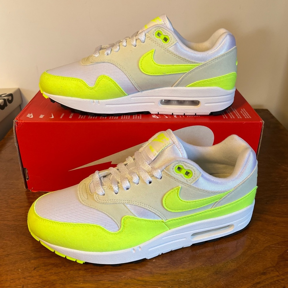 NIKE Women's Air Max 1 Volt